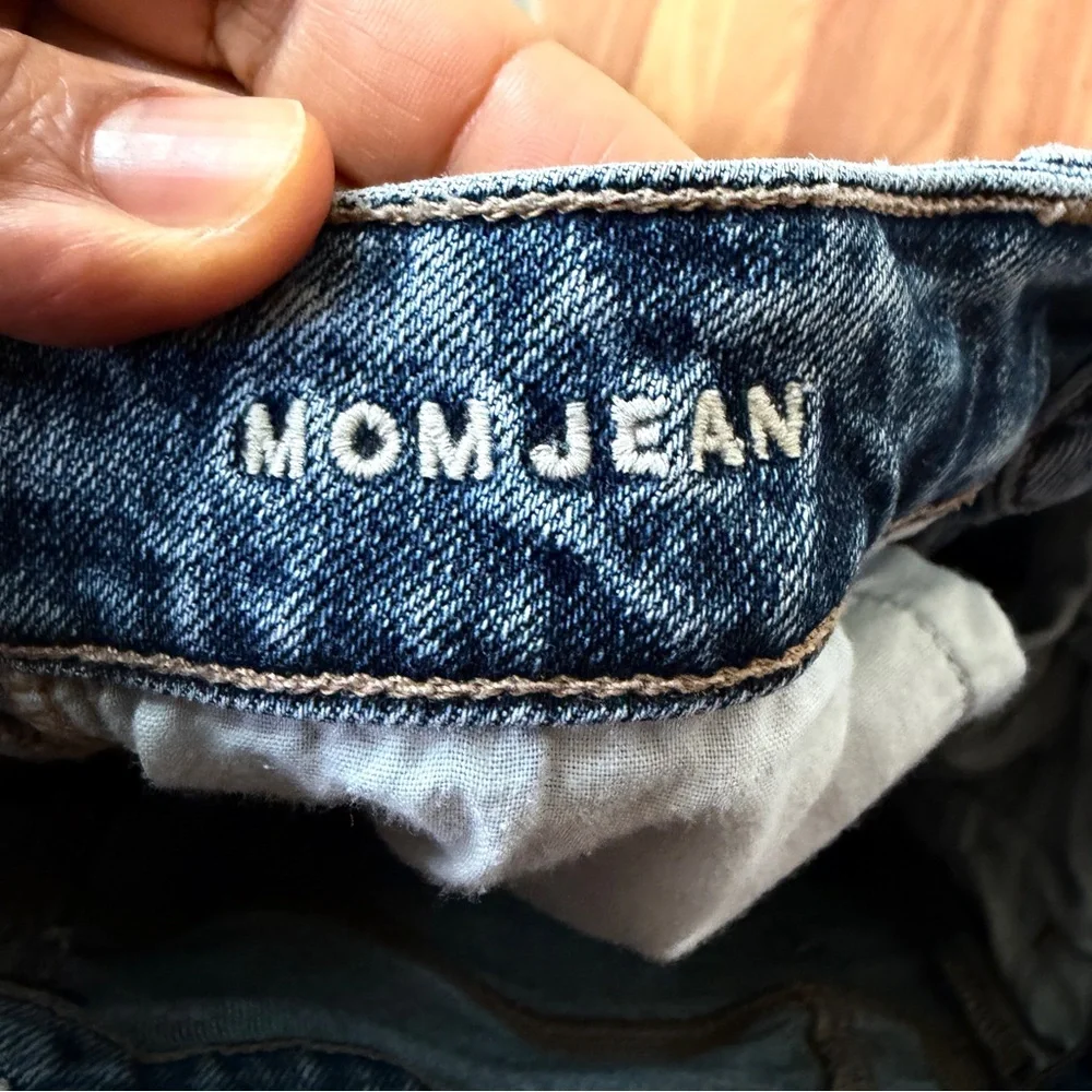 American Eagle Women's Light Blue Stretchy Mom‎ Jeans Size 0